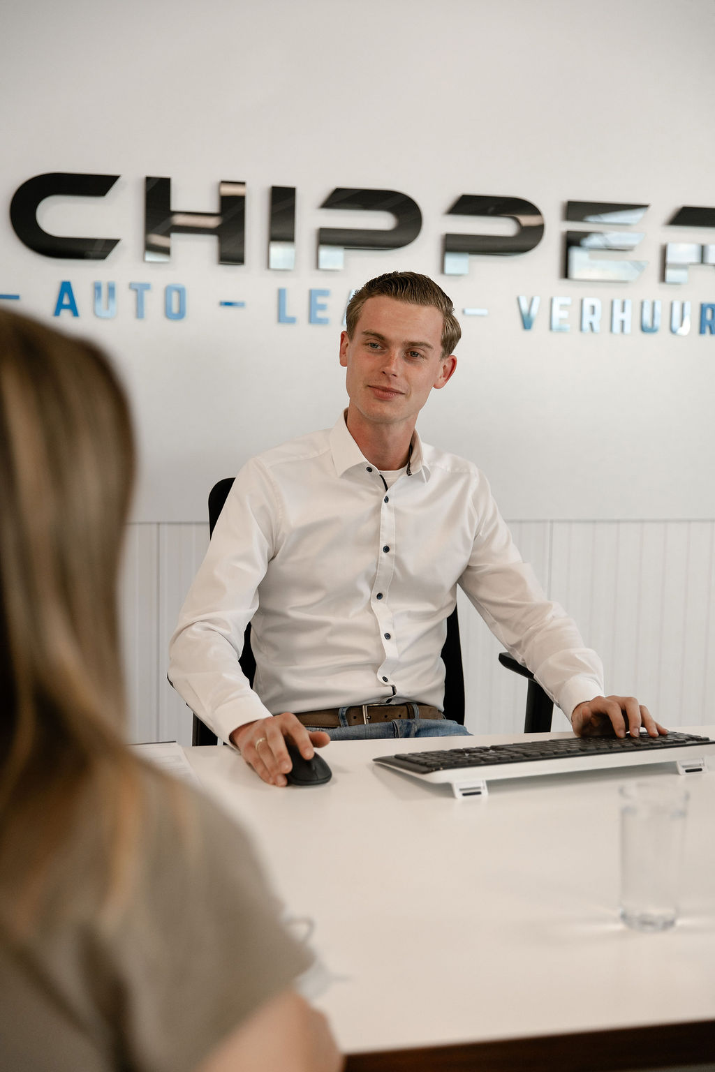 Verkoper in gesprek met klant 