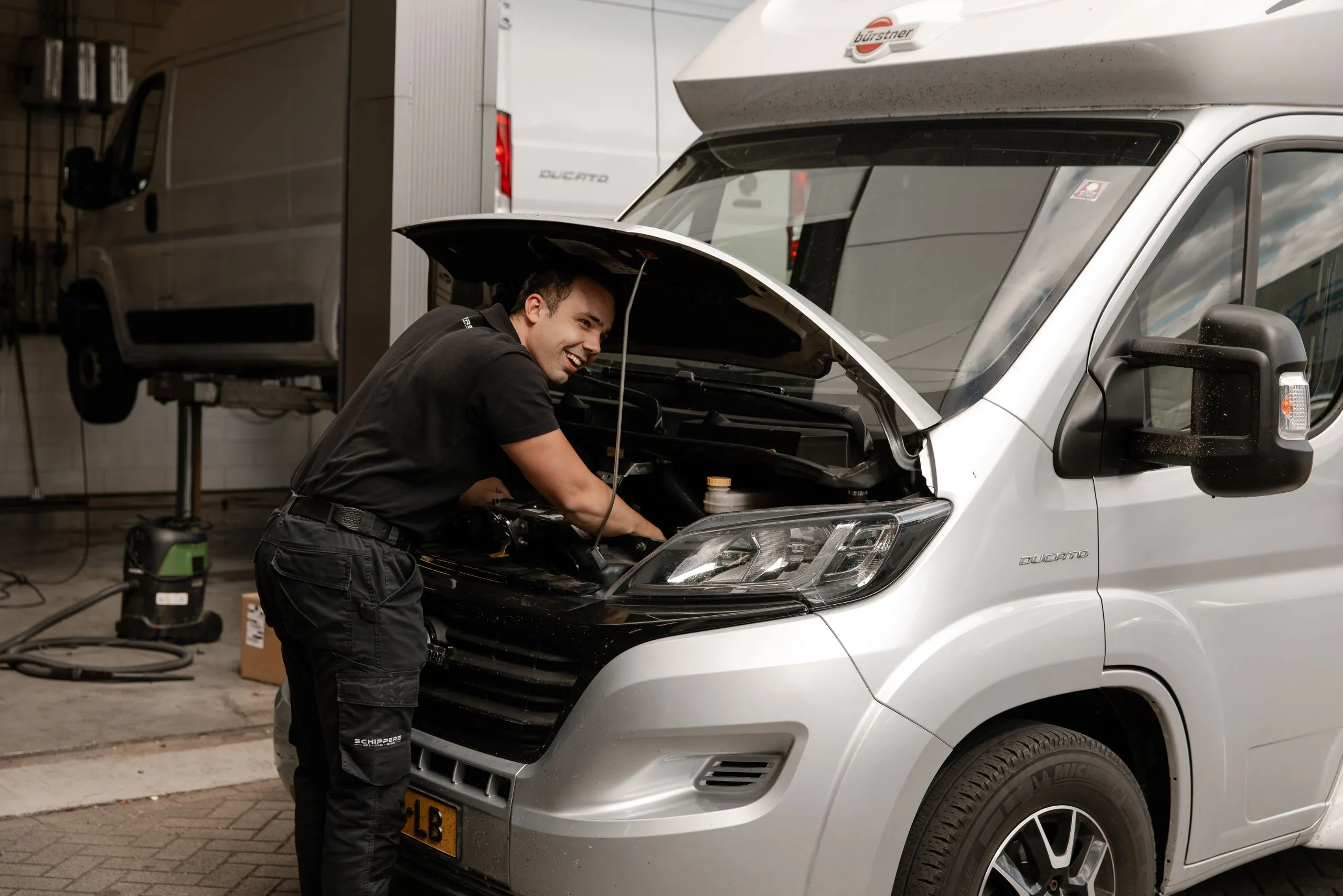 Monteur werkt aan een camper